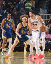 世俱杯买球投注-湖人28分大胜勇士结束3连败 詹姆斯22+7东契奇26分